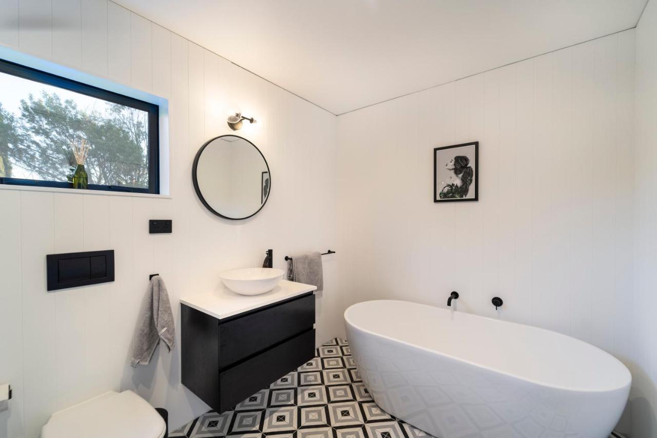 Black Barn Modern: Luxe Martinborough Escape Ngoại thất bức ảnh