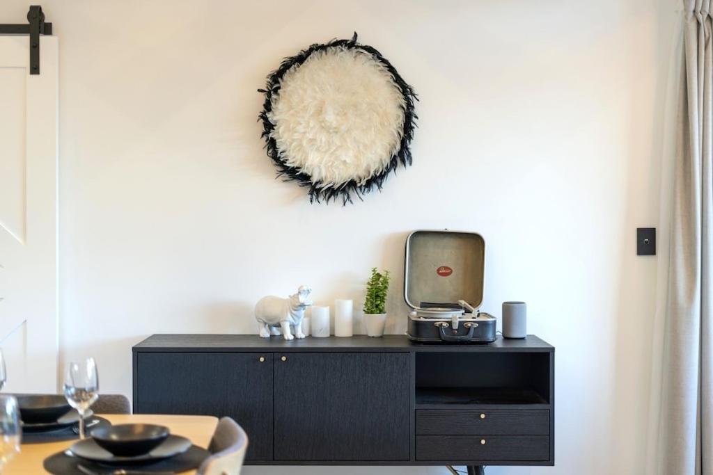Black Barn Modern: Luxe Martinborough Escape Ngoại thất bức ảnh
